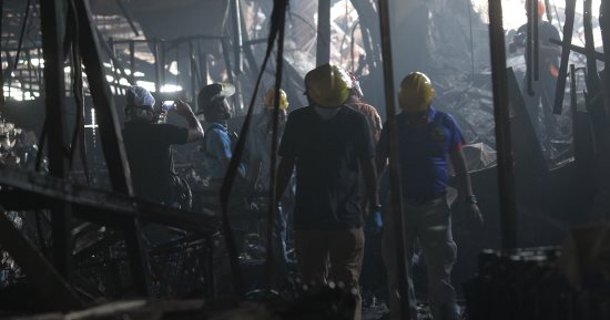 صور.. الفلبين تبدأ التحقيق فى حريق ضخم بمركز تسوق أدت إلى مقتل 37 شخصا