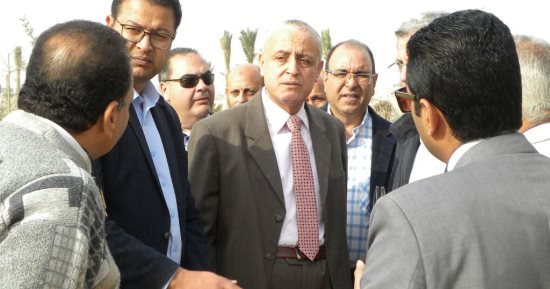 نائب رئيس المجتمعات العمرانية يتفقد تشطيبات الحديقة المركزية بالشيخ زايد