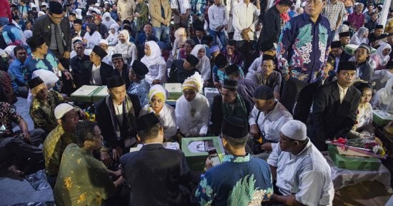 صور.. حفلات زواج جماعى لمئات الإندونيسيين فى ليلة رأس السنة