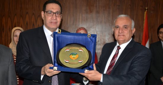 صور.. مجلس جامعة طنطا يكرم 3 عاملين لبلوغهم سن المعاش تقديرًا لجهودهم