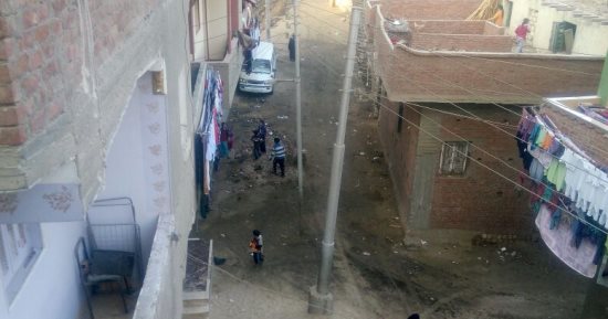 قارئ يشكو وجود عواميد كهربائية وأسلاك عارية فى منتصف شارع المأذون بدهشور
