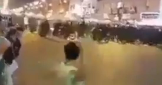 فيديو.. الإيرانيون يتصدون لقوات الحرس الثورى بالحجارة وسط عمليات كر وفر