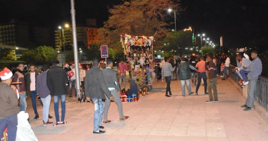صور.. احتفال السائحين ومواطنى أسوان بأعياد رأس السنة للعام الجديد