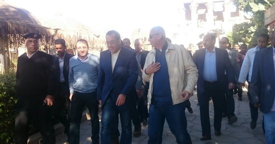 القائم بأعمال رئيس الوزراء يتابع تطورات أزمة شحوط البواخر بكوم أمبو (صور)