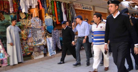 صور.. محافظ الأقصر يتفقد المناطق الأثرية والسياحة لمتابعة خدمة الأجانب