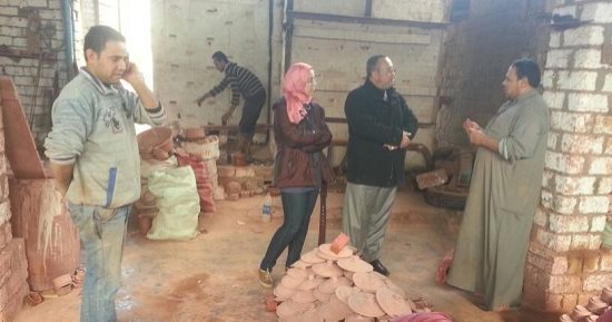 رئيس غرفة "الحرف اليدوية" يتفقد ورش الفخار بمحافظة الغربية