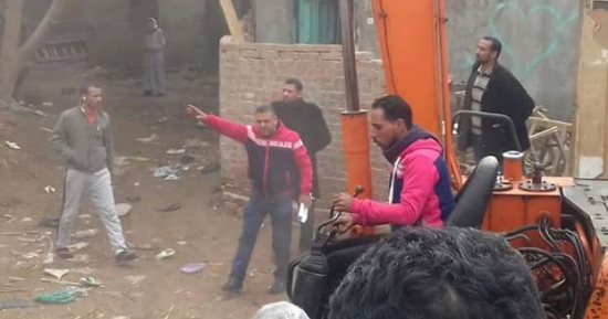 حملة لإزالة المنشآت الآيلة للسقوط فى قرية البساتين بدمياط