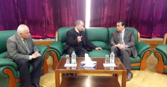 وزير التعليم العالي يزور جامعة السويس ويعزي في وفاة موظفين فى حادث