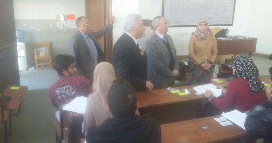 صور  .. نائب رئيس جامعة بنها يتفقد سير الامتحانات