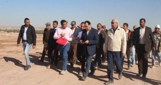 صور.. وزير الإسكان: الانتهاء من تنفيذ 2200 وحدة سكنية بأسوان