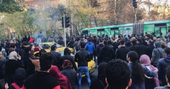فيديو..  استنفار أمنى وقوات مكافحة الشغب تحاصر قلب العاصمة الإيرانية