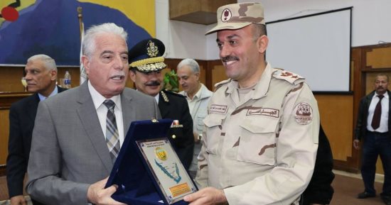 محافظ جنوب سيناء يكرم عددا من المسئولين بالمحافظة لجهودهم المتميزة