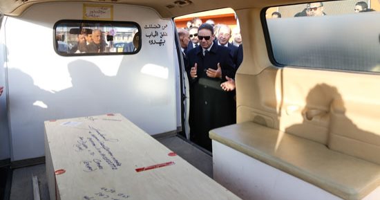 خروج جثمان الكاتب الصحفى إبراهيم نافع من مطار القاهرة