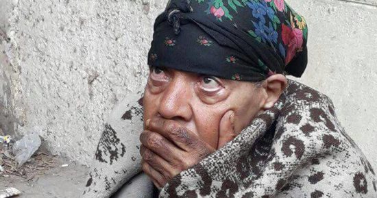 صور.. "التضامن" تنقذ سيدة مسنة من برد الشارع وتنقلها إلى دار رعاية المسنين
