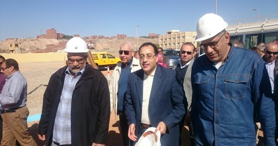 القائم بأعمال رئيس الحكومة يتفقد محطة معالجة كيما بعزبة النهضة فى أسوان 