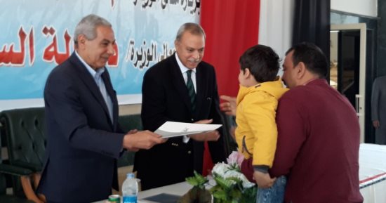 وزير التجارة والصناعة يسلم 28 خطاب تخصيص أراض بالمجان لأهالى قنا