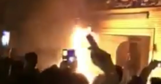 فيديو.. متظاهرون إيرانيون يقتلعون باب مبنى حاكم مدينة أراك بعد هروب الشرطة