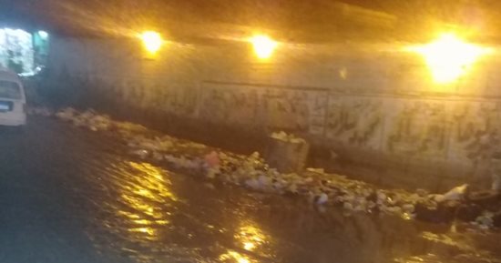 صور.. غرق نفق العزبة البيضاء بالخصوص فى مياه الصرف الصحى