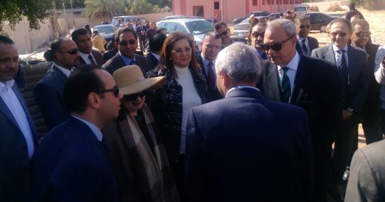 وزيرا التخطيط والصناعة يتفقدان مشروع المنتجات البدوية فى قنا