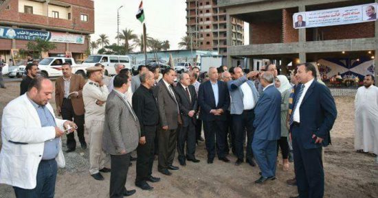 محافظ الشرقية يتفقد مشروع الإسكان الإجتماعى بالعصلوجى 
