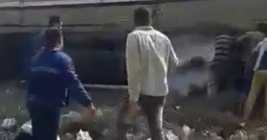 قارئ يوثق لحظات حريق قطار المحلة ومحاولات إخماده.. فيديو