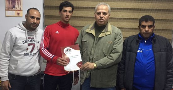صورة.. لاعب المقاصة يوقع للإنتاج الحربى على سبيل الإعارة 