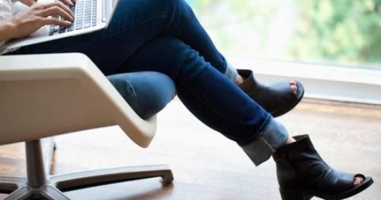 أضرار قعدة الرجل على رجل أخطرها الإصابة بالسكتة الدماغية