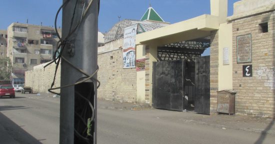 صور.. اضبط مخالفة.. أعمدة الموت بطريق مقابر بورسعيد تهدد حياة الأطفال