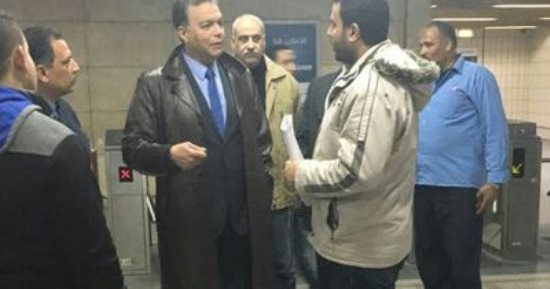 وزير النقل فى زيارة مفاجئة لمترو السادات.. ويستمع لشكاوى الركاب.. صور