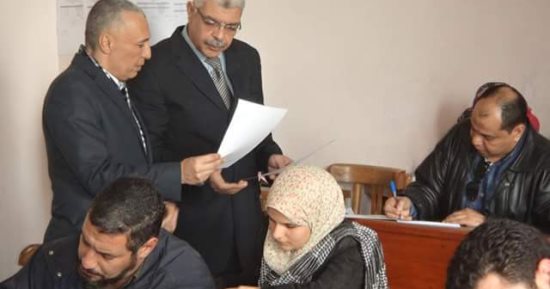 نائب جامعة المنوفية للدراسات العليا يتابع امتحانات الدراسات العليا بالآداب