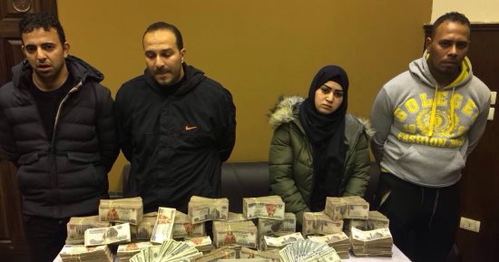 أمن القاهرة يضبط سكرتيرة سرقت مليون جنيه و8 آلاف دولار و2 كيلو ذهب من شركة