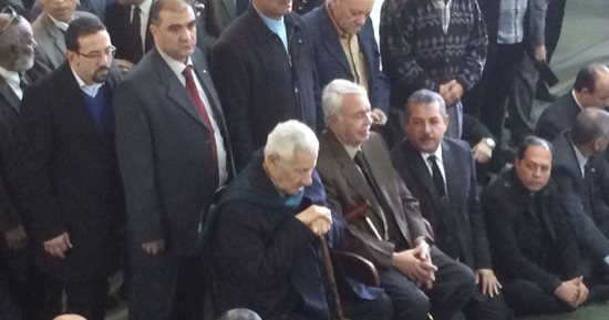 صور.. مكرم محمد أحمد وأسامة شرشر يصلان عمر مكرم لصلاة الجنازة على إبراهيم نافع