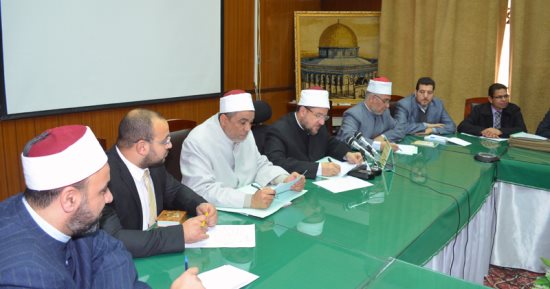 وزير الأوقاف يلتقى الأئمة المتميزين ويرشح اثنين منهم للعمل بديوان الوزارة