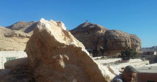 مجلس مدينة المنيا يواصل تفتيت وتكسير صخرة قرية الشرفا