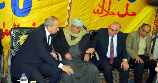 صور.. محافظ القليوبية يقدم واجب العزاء لأسرة شهيد بنها