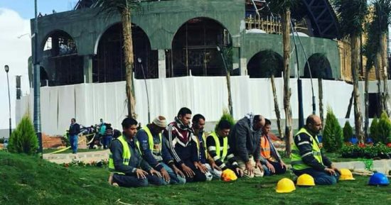 بيتى بيت الصلاة.. مهندسو العاصمة الإدارية يصلون أمام الكاتدرائية الجديدة