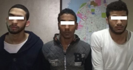 مافيش صاحب يتصاحب.. 3 يلقون صديقهم من أعلى الكوبرى بسبب موبايل.. فيديو