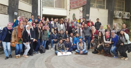 صور..50 طالبا وطالبة بفنون جميلة فى ورشة عمل لتطوير "درب اللبانة" بالخليفة