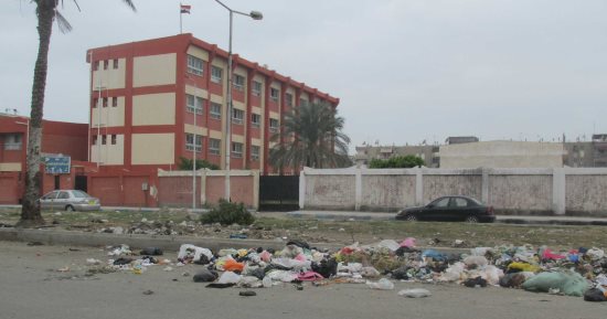 صور.. اضبط مخالفة.. القمامة تحاصر مدارس الزهور ببورسعيد