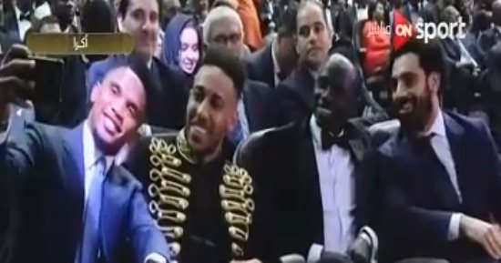 فيديو.. صامويل إيتو يطلب التقاط سيلفى مع محمد صلاح