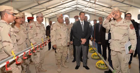 صور.. محافظ أسيوط وقائد المنطقة الجنوبية يتفقدان مزرعة الدواجن والمجزر الآلى
