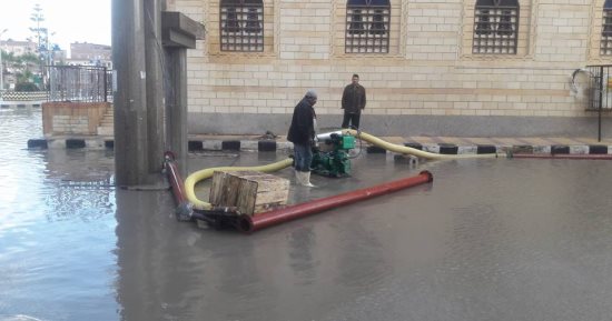 صور.. تراكم المياه بالشوارع وانقطاع التيار الكهربائى بعدد من قرى كفر الشيخ
