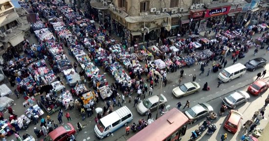 صورة اليوم.. حكايات متدارية فى سوق الحياة