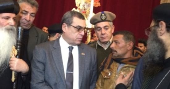 صور.. محافظ الفيوم يشارك أهالى قرية فانوس فى تشييع جنازة شهيد العريش