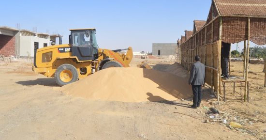 مركز الخارجة ينفذ حملات تطهير ورفع مخلفات فى محيط الممشى السياحى