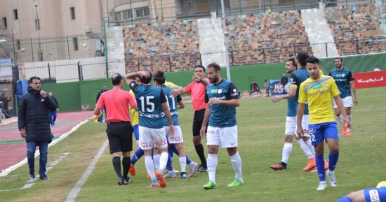 صور.. اشتباك بين لاعبى إنبى وطنطا ينتهى بتدخل محمد فاروق 
