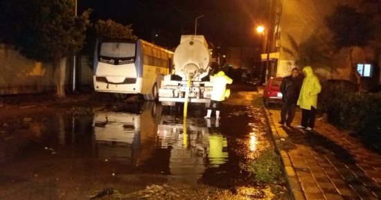 الدفع بسيارات الصرف الصحى لمنع تراكم الأمطار أسفل الأنفاق بالإسكندرية.. صور