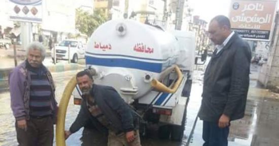 صور .. تطهير بالوعات وكسح مياه الأمطار  بمدينة دمياط