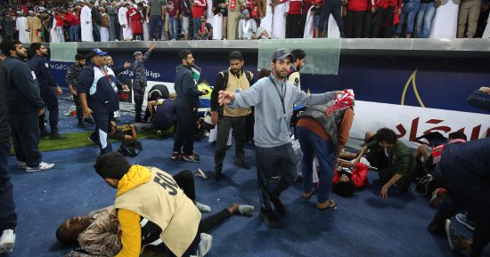 فيديو.. انهيار حاجز زجاجى باستاد جابر الأحمد بعد نهائى خليجى 23 وسقوط مصابين