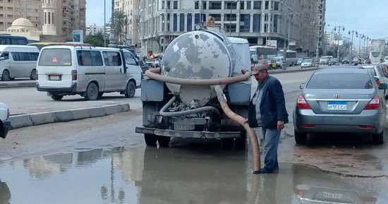 نوة عيد الميلاد تضرب الإسكندرية.. والمحافظة تطالب المواطنين بتوخى الحذر